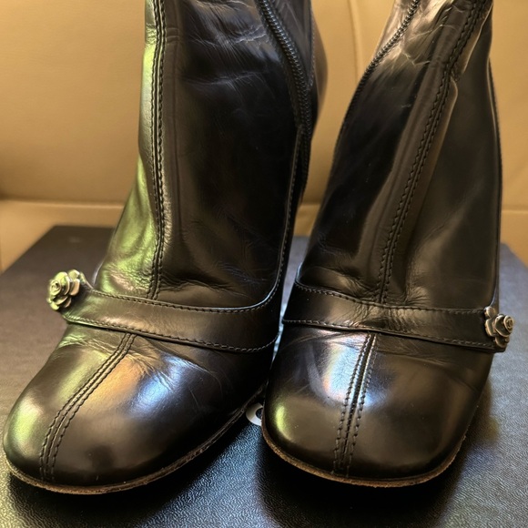 Chanel vintage Camellia leather sock boots - Picture 4 of 12